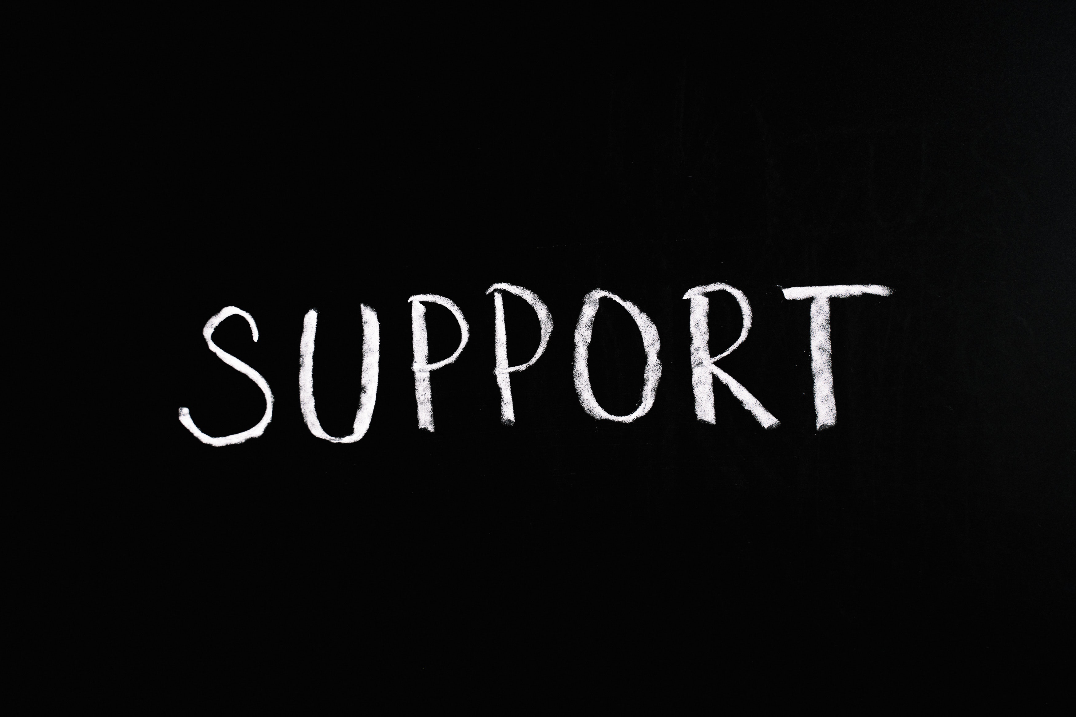 Schwarzer Hintergrund auf dem in weiß steht "Support"