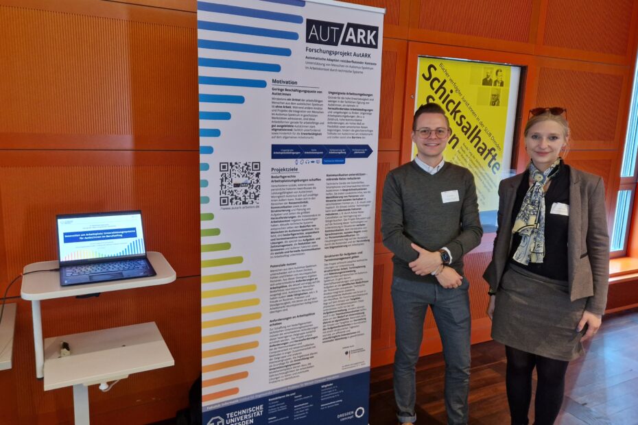 Foto von Christin Engel und David Gollasch vom AutARK Projekt, die rechts von ihrem Plakat stehen. Daneben ist ein Laptop, auf dem ein PowerPoint Präsentation läuft.